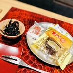 わびすけ - 昆布の佃煮とお菓子いっぱいだしてくださりました。常連様とお話しが弾み煎茶と共に長居してしまいます