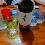 ふくろう亭 - 忠孝プレミアム（ブレンド古酒）ボトル 3,600円とグラスの群れ