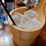 ふくろう亭 - 水割り用の氷、美味しい氷と美味しいお水を出して頂けます