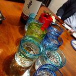 ふくろう亭 - 忠孝プレミアム（ブレンド古酒）ボトル 3,600円とグラスの群れ