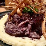 とろける牛ホホ専門店 cheek - ちょっと触るとホホ肉がほろほろと崩れる〜
