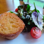 Cafe N225 - ガーリックトーストとサラダ