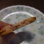 ATELIER de GODIVA - あまおう苺＆ホワイトチョコレートラングドシャクッキー；断面