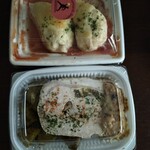 レ グルモンディーズ - 上　ほうれん草とベーコンのチキンチーズロールオーブン焼き、下　きのことチーズ＆マスタードをロールしたポークロティ