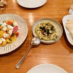 CLISP - びわ、フルーツトマト、モツァレラの一皿とフムス（ひよこ豆とズッキーニ）