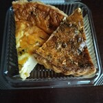 レ グルモンディーズ - 左　トマトモッツァレラ、フレッシュバジルのキッシュ、　右　スモークソーセージとラクレットチーズキッシュ