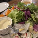 ケカリーノ - 10品目のサラダ:綺麗な彩り、ボリューム満点で、こだわりの日替わり自家製ドレッシングがとっても美味しいです。野菜も珍しい野菜が入っている日もあります！
