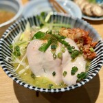丸鶏料理と濃厚水炊き鍋 鳥肌 - 鶏飯
