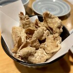 丸鶏料理と濃厚水炊き鍋 鳥肌 - 鶏皮せんべい
