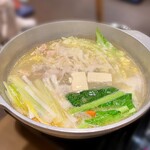丸鶏料理と濃厚水炊き鍋 鳥肌 - 濃厚水炊き鍋