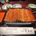 五代目 野田岩 麻布飯倉本店 - 鰻重 玉手 (¥8,200) 蓋を開けたら蒲焼がドーンとした存在感。