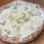 ピッツェリア フェリックス - 料理写真:クアトロフォルマッジ
4種類のチーズのピッツァ