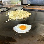 お好み亭 - 料理写真:注文したのを焼いてくれてる