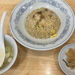 ぎょうざの満洲 - チャーハンはスープと香の物付き