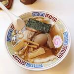 マツマル - マツマルラーメン～特製チャーシュー、味玉、なると、メンマ、長ネギ、海苔入り、税込み￥1,200