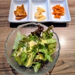 Ojori Hon Atsugi Ten - サラダと韓国小皿3種