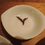 お茶とお菓子まやんち - 手摘みされた一芯二葉の茶葉