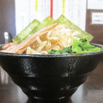 横浜らーめん 源泉 - 赤みそらーめん＋野菜ミックス（麺固め）横からアップ