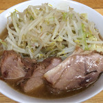 ラーメン二郎 - ラーメン 700円　麺半分・ニンニク・カラメ・アブラ