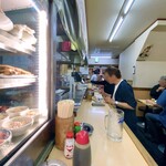 正宗屋 - カウンター席とテーブル席