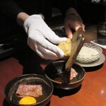 303921085 - 卵黄・ザブトンに白トリュフを削り入れる