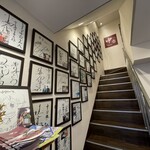 レストラン 中台 - 2階への階段、色紙がいっぱい