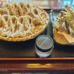 蕎麦処 つゆ下 梅の花 - 何故かメニューに載ってない「普通蕎麦１人前（または１人前大盛り）」と「天ぷら」の「セット」※写真は大盛り蕎麦