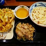 Marugame Seimen - 肉盛りぶっかけうどん温（並）￥５９０ ＋野菜かきあげ￥１３０