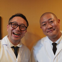 鮨駒 - 椎名さん：右手、生駒大将：左手