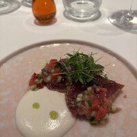 l'intemporel - 勝浦・初ガツオとサルサソース、新玉ねぎ
                    燻製のアーモンドパウダー、新玉ねぎのソース、サルサ風磨ソース、セロリスプラウト、行者ニンニクのソース