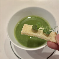 l'intemporel - 絹サヤと浅利のポタージュ
                    クルトンにアサリクリームソース