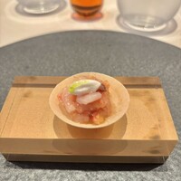 l'intemporel - 駿河湾・桜エビの小さなタルトレット
                    桜エビを塩レモンで和えてフロマージュブランを加えています