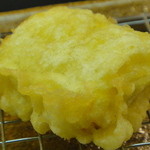 天ぷら旬菜　由庵 - 本日のおまかせ天ぷら700円(天ぷら五品と小鉢)・・・とうもろこし