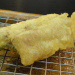 天ぷら旬菜　由庵 - 本日のおまかせ天ぷら700円(天ぷら五品と小鉢)・・・さんま