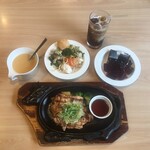 フォルクス - ランチのネギ塩チキンソテーは、ちょっと塩辛いかも。ミルクバターパンが甘くて口直しになります。