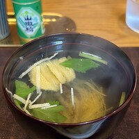 わたべ - 肝吸い
                  上に浮いているのは皮むきした茄子
                  下に沈んでいるのは刻んだ湯葉