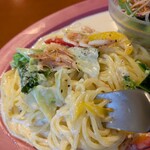 カフェ エスケープ - 桜えびと春キャベツのクリームパスタ」