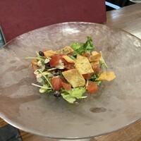 創作イタリアンちゃぶっとりあ - 気まぐれサラダは、中央が窪んだ冷やしたガラス製の器で出てきました