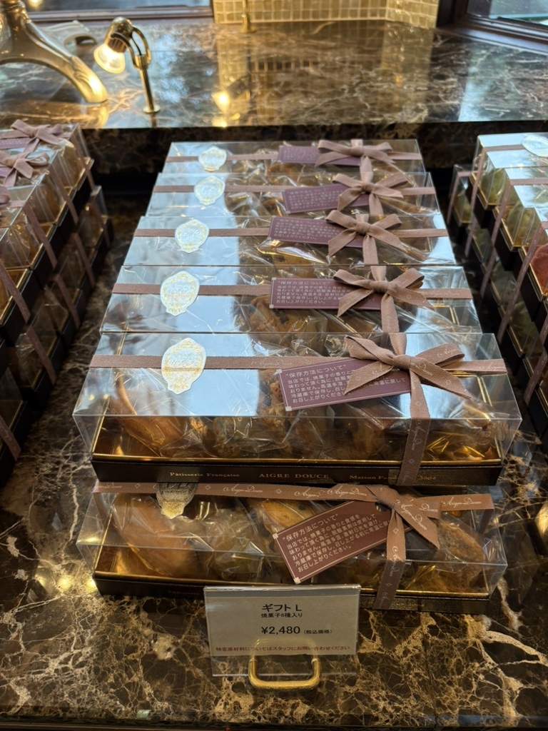 【しこ】エーグル・ドゥース 復活祭卵」 小2,400円 中4,800円 大5,800円 特大9,800円 赤