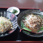 紅四季 鳴神店 - 台湾ラーメン+チャーハンセット　780円