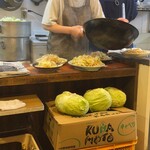 かも料理　まりも本店 - 調理場は連携プレーで次々と皿うどんが盛られていきます^^