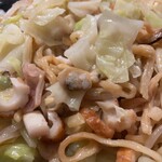 かも料理　まりも本店 - 具材は海鮮系とキャベツ、もやしなど