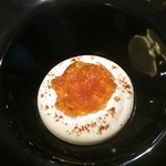 シェ・イノ - アミューズ。
      カリフラワーのムース。
      上にはコンソメジュレとセップ茸の粉末。
      