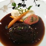 シェ・イノ - 肉料理。
      牛ほほ肉の赤ワインソース。
      