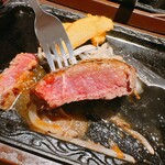 ステーキガスト - 料理写真:熟成肉のステーキをカットしました。うーんレアですねww