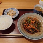 月泉 - 限定ランチ B.青椒肉絲1,300円。
