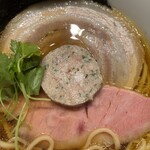 らぁ麺 飛鶏 - バジルソーセージ？に変更されてました。意外と合います‪☆