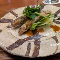 料理屋まえかわ - 中華風の味付けでパクチーと共に 鮎の苦みがなんとも美味