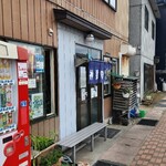 神武食堂 - 駐車場は向かいです。