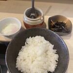 麺や ゆた花 - ライスと温泉卵でここまで付いてくる